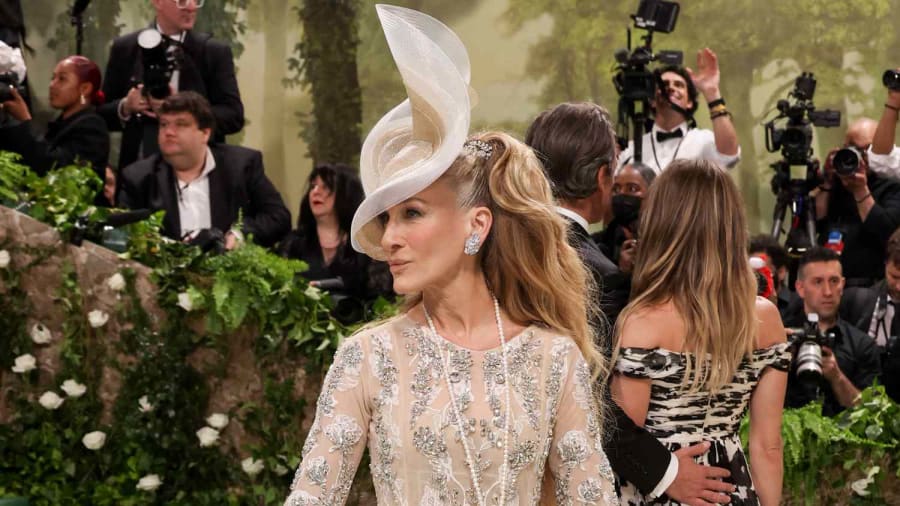 Sarah Jessica Parker Returns to the Met Gala Red Carpet in a Huge Headpiece — and It's “So” Carrie Bradshaw