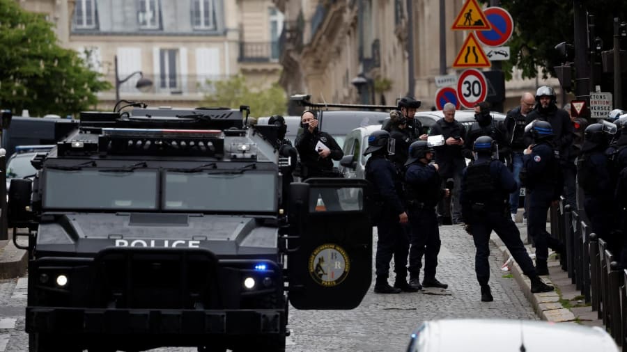 Man 'threatens to blow himself up' outside Iranian embassy in Paris