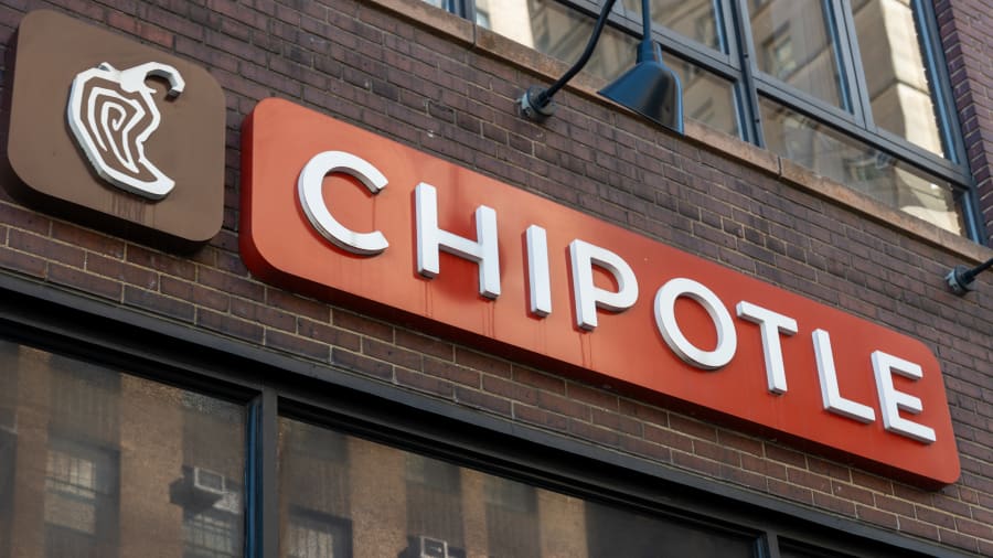 Chipotle blows by earnings estimates as resilient foot traffic, margin expansion boost Q1 results