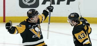 Crosby scores 42nd goal, Penguins keep playoff hopes alive with 4-2 win over Predators