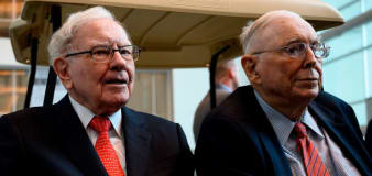 Warren Buffett holds first Berkshire Hathaway meeting without Charlie Munger