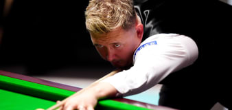 Kyren Wilson takes commanding lead to close on Crucible final place