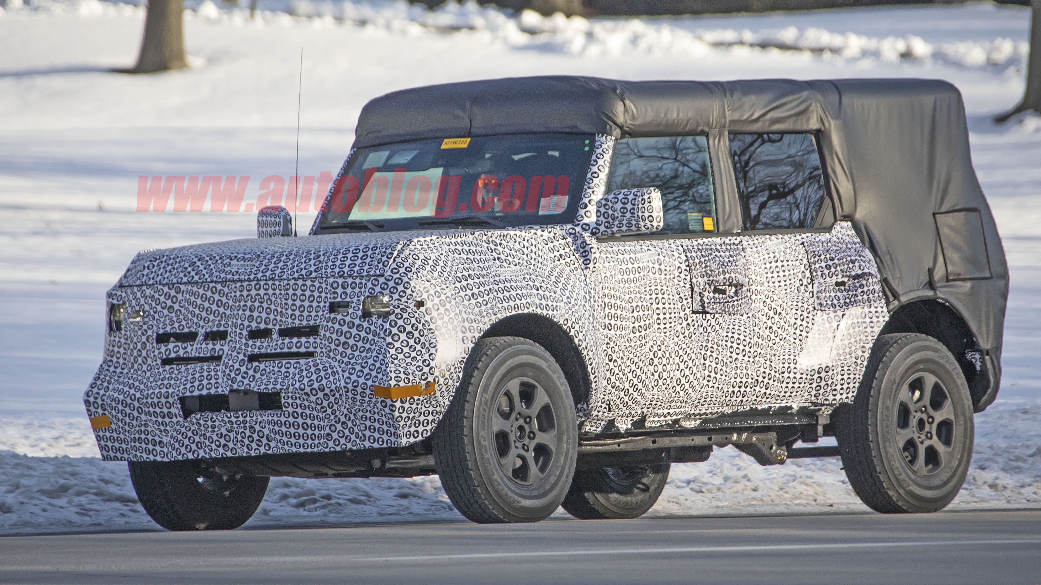 new-shots-of-the-2021-ford-bronco-show-suspension-removable-roof