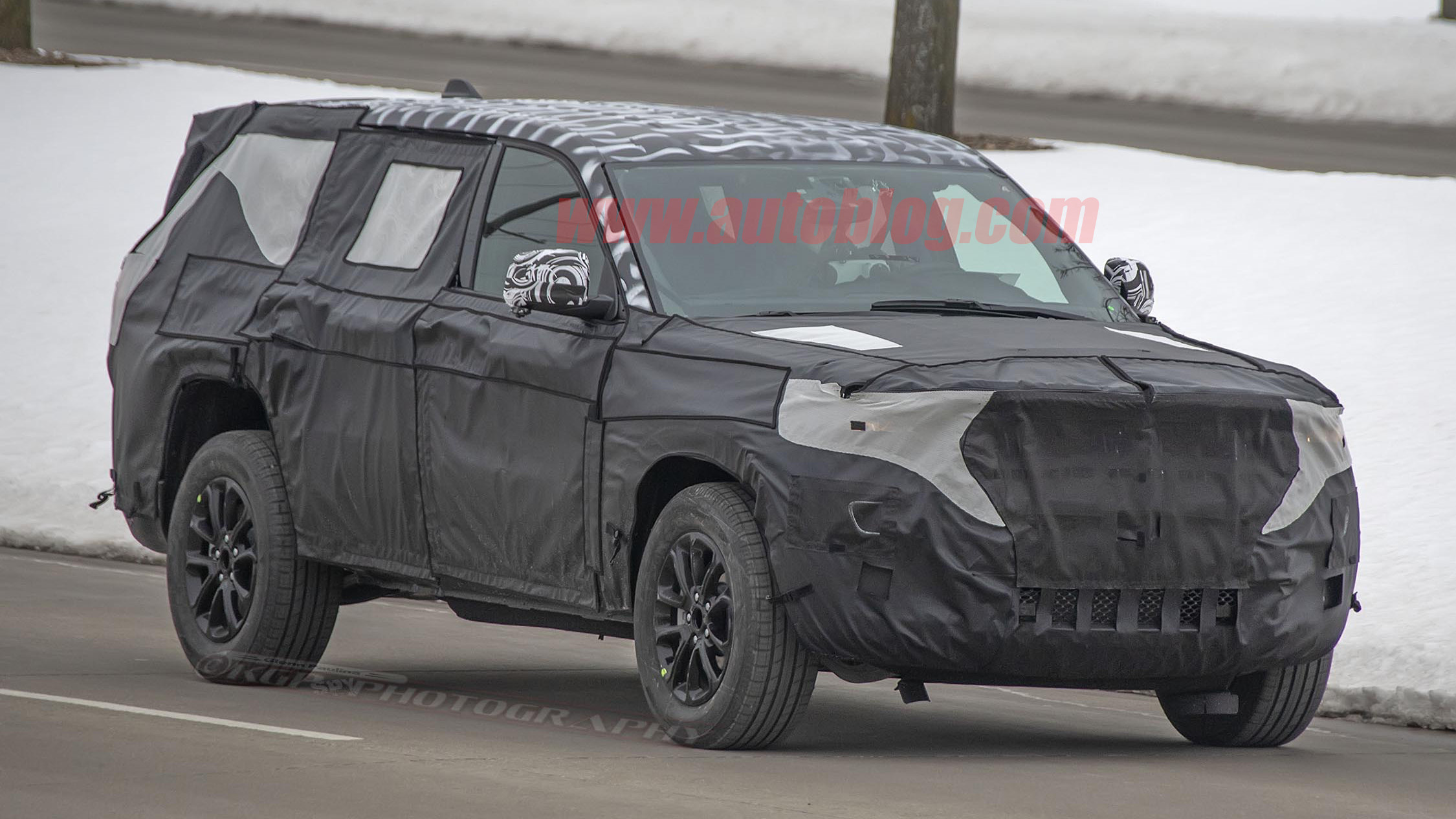 Next-gen Jeep Grand Cherokee with three rows spied for the first time