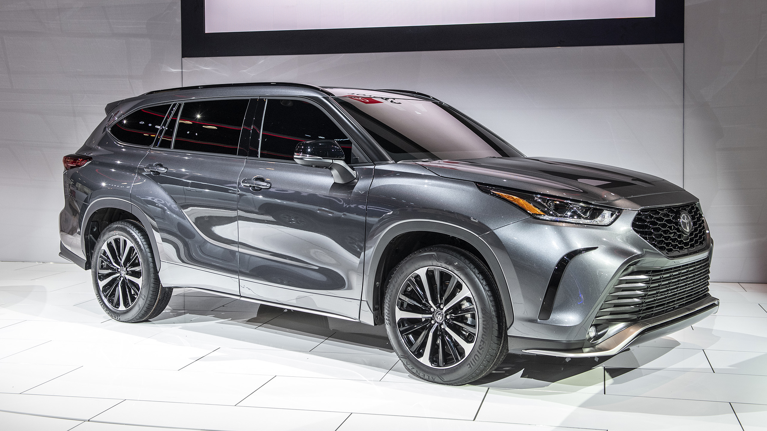 2021 Toyota Highlander XSE revealed at Chicago Auto Show ...
