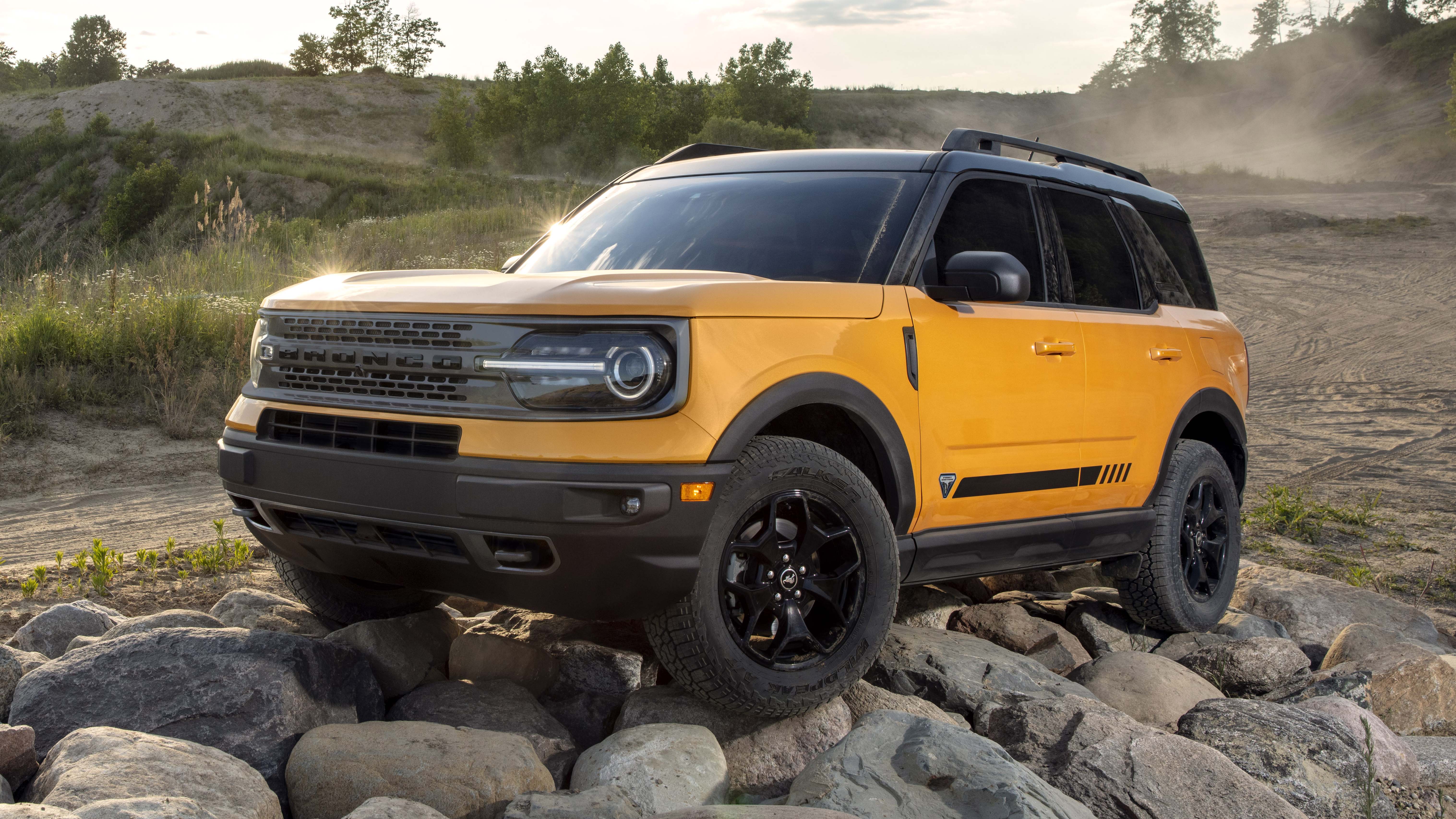new-shots-of-the-2021-ford-bronco-show-suspension-removable-roof