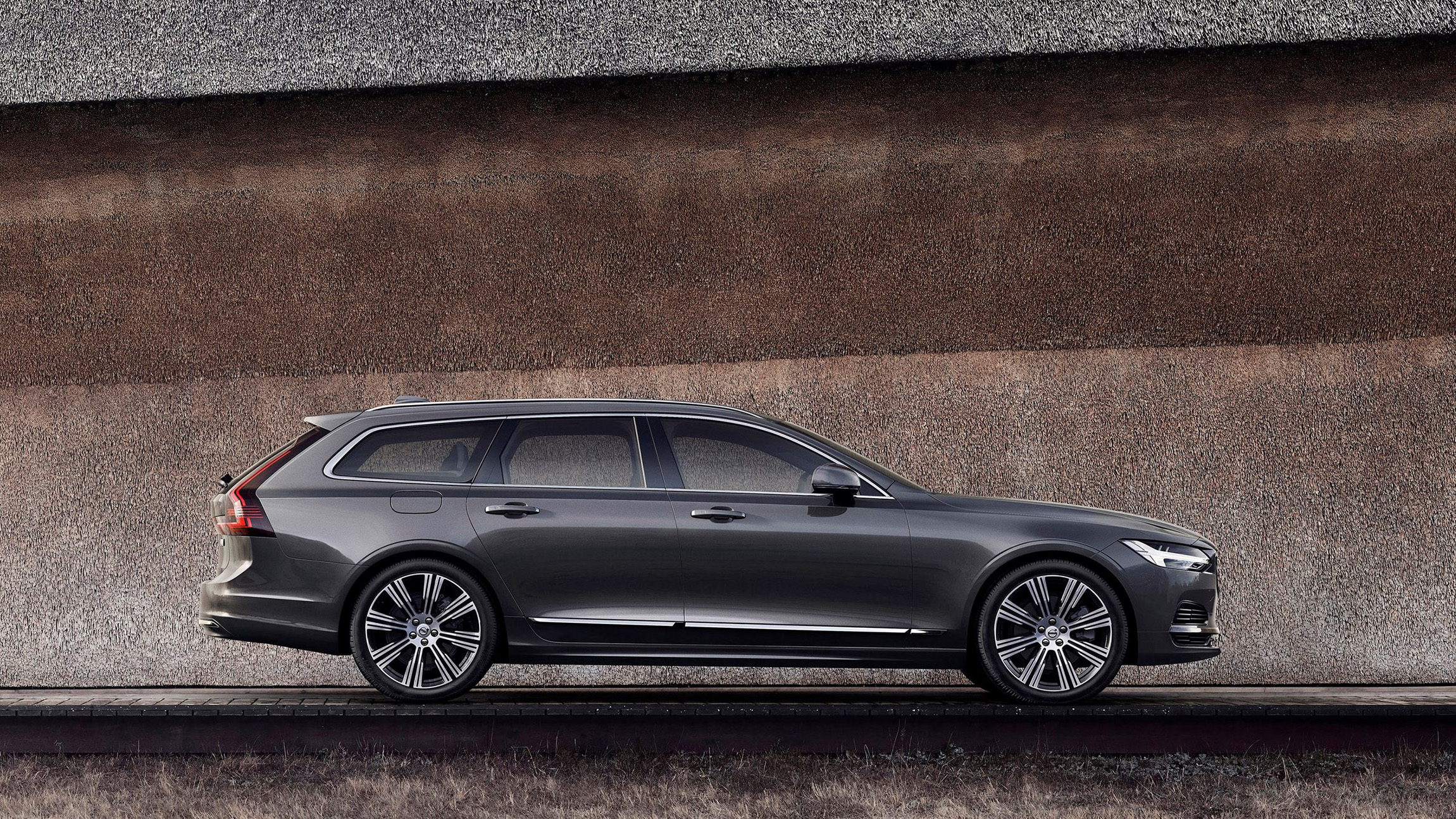 262608 The Refreshed Volvo V90 Recharge T8 Plug In Hybrid In Platinum Grey 