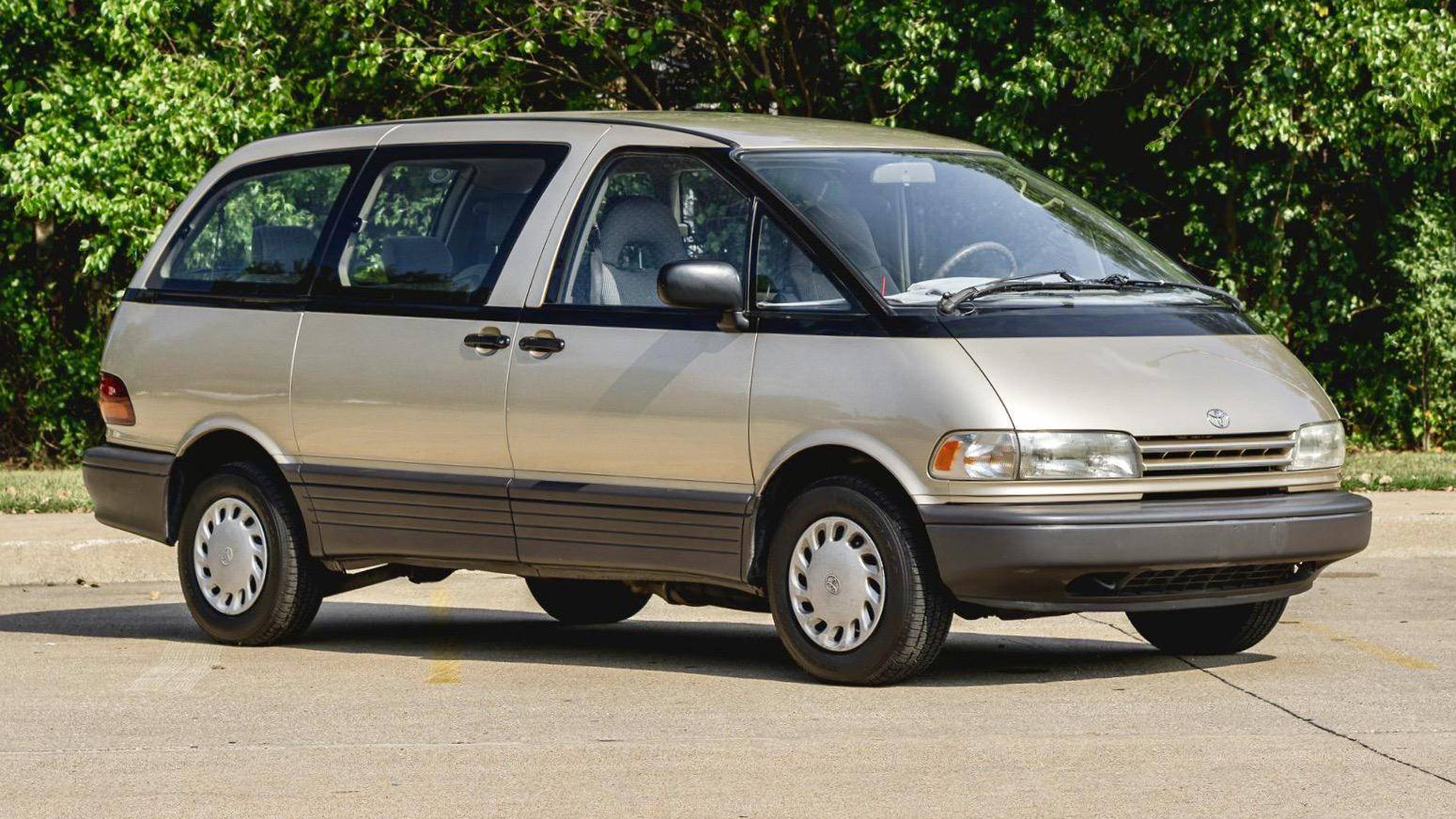 Ngắm Toyota Previa 1993 trông như xe mới chưa lăn bánh