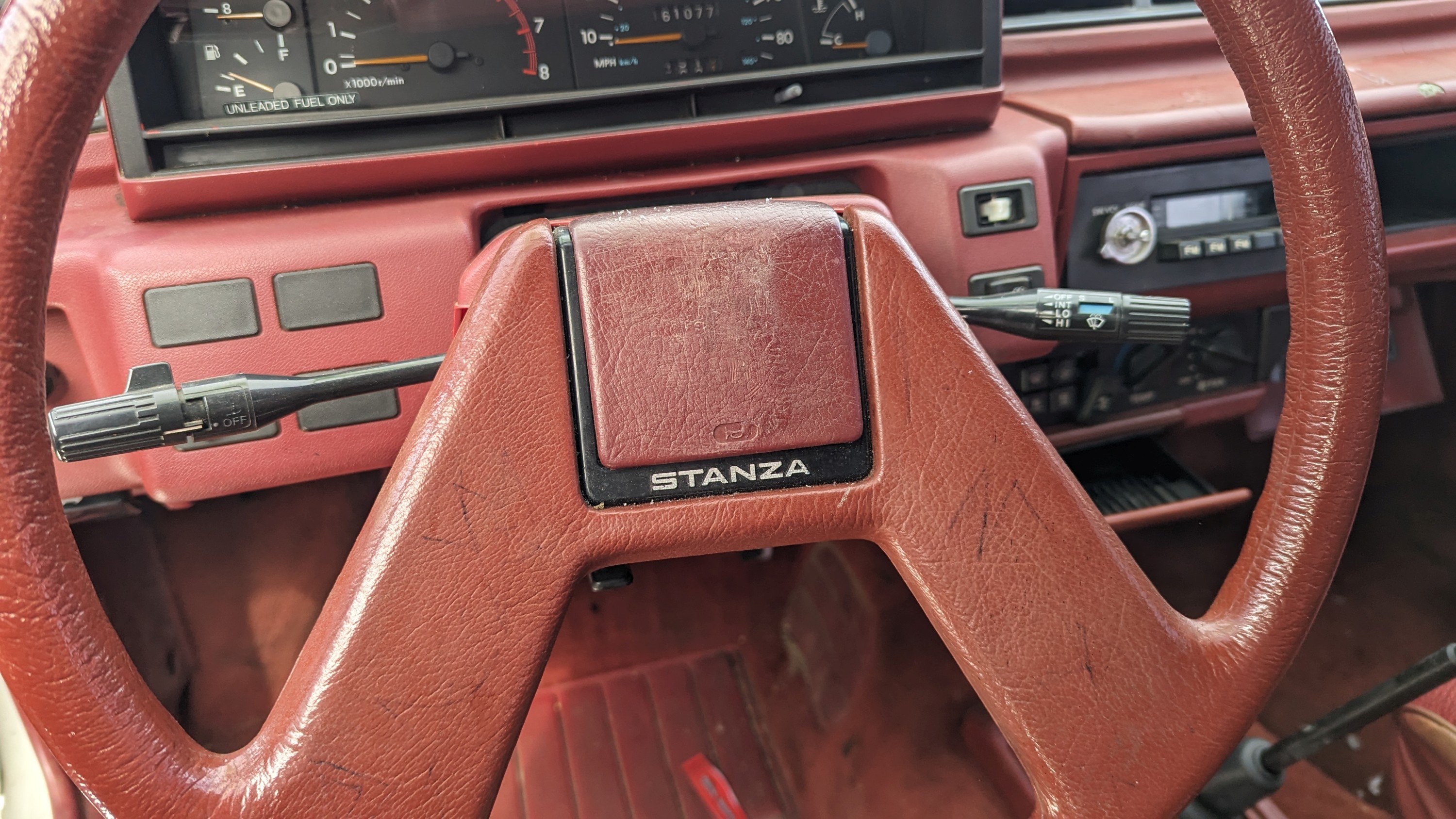 Жемчужина Junkyard: 4-дверный хэтчбек Nissan Stanza 1982 года выпуска.